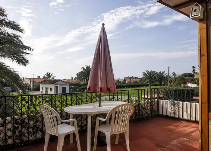 En La Playa Con Piscina, Premiado En 2026 !!! بيت للعطل